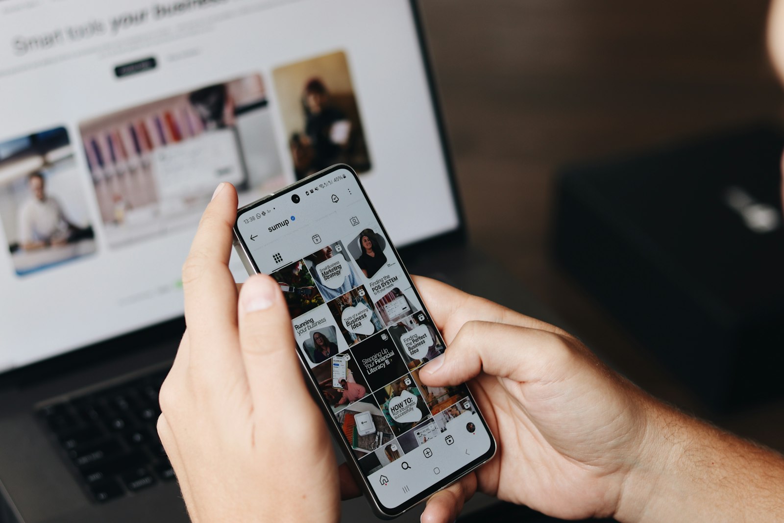 Social media marketing untuk bisnis menggunakan smartphone dan laptop